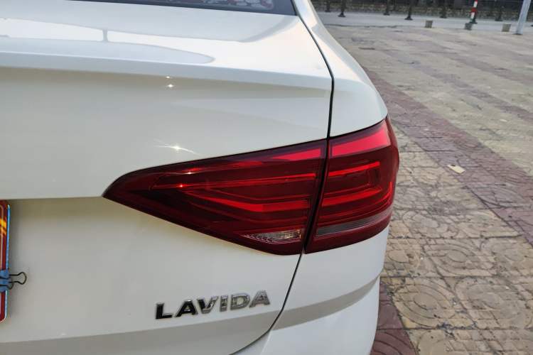 Used Volkswagen Lavida 2017 1.6L Automatic Fashion Edition Exterior 6