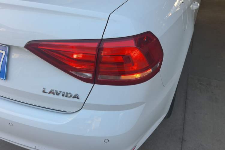 Used Volkswagen Lavida 2017 1.6L Automatic Comfort Edition Exterior 6