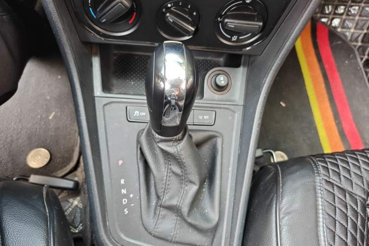 Used Volkswagen Lavida 2017 1.6L Automatic Fashion Edition Gear Lever