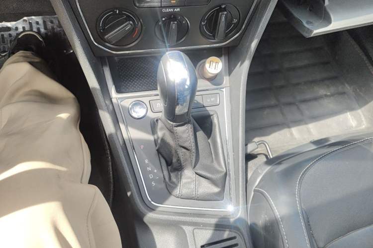 Used Volkswagen Lavida 2017 1.6L Automatic Comfort Edition Gear Lever