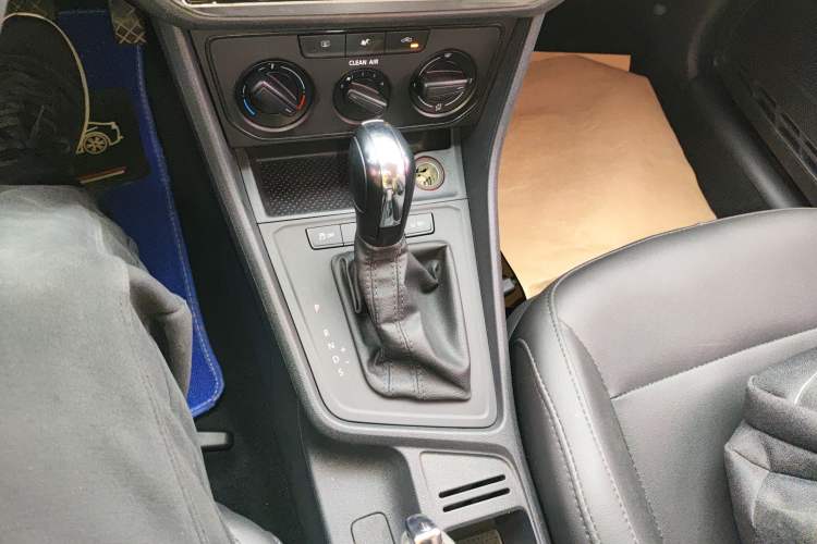 Used Volkswagen Lavida 2017 1.6L Automatic Fashion Edition Gear Lever