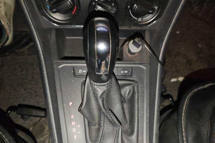 Used Volkswagen Lavida 2017 1.6L Automatic Fashion Edition Gear Lever