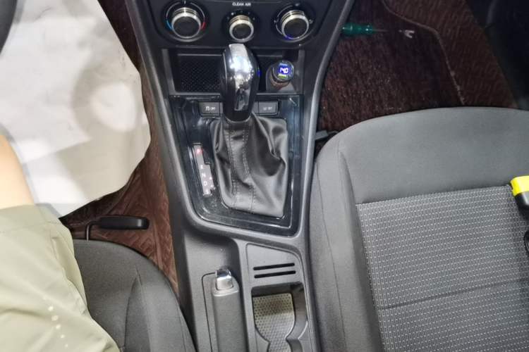 Used Volkswagen Lavida 2017 1.6L Automatic Fashion Edition Gear Lever