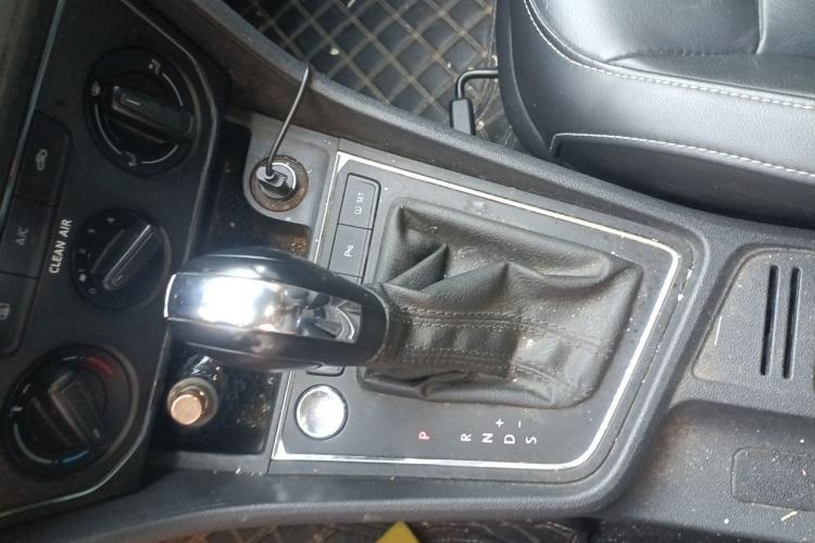 Used Volkswagen Lavida 2017 1.6L Automatic Comfort Edition Gear Lever