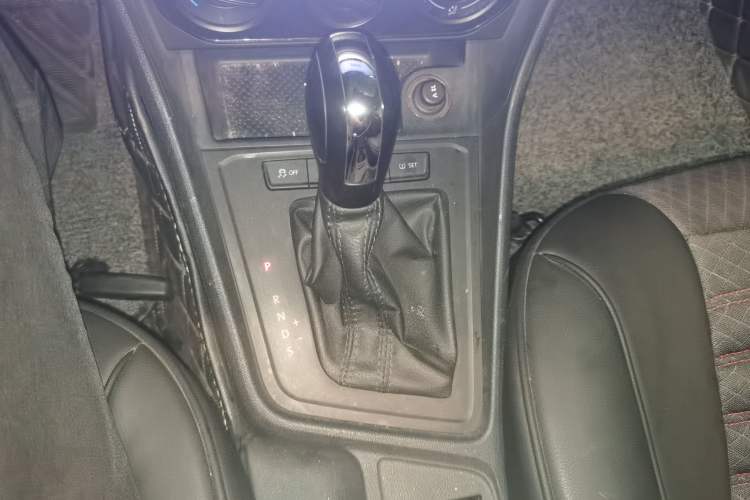 Used Volkswagen Lavida 2017 1.6L Automatic Fashion Edition Gear Lever