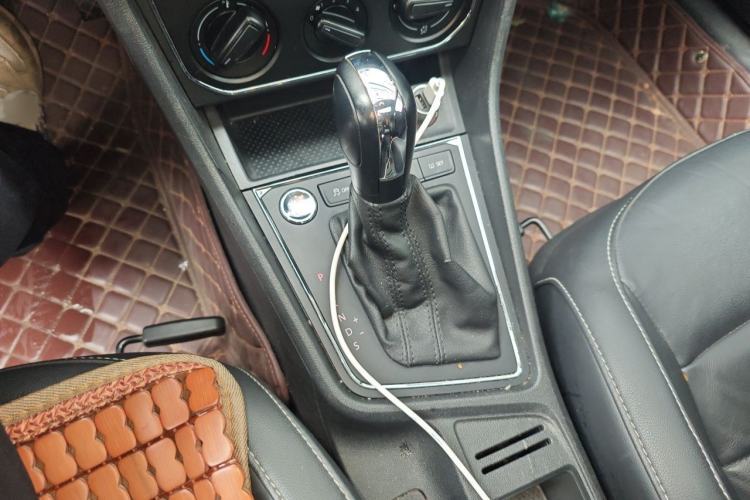 Used Volkswagen Lavida 2017 1.6L Automatic Comfort Edition Gear Lever