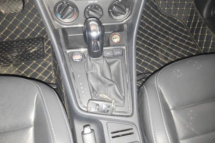 Used Volkswagen Lavida 2017 1.6L Automatic Comfort Edition Gear Lever