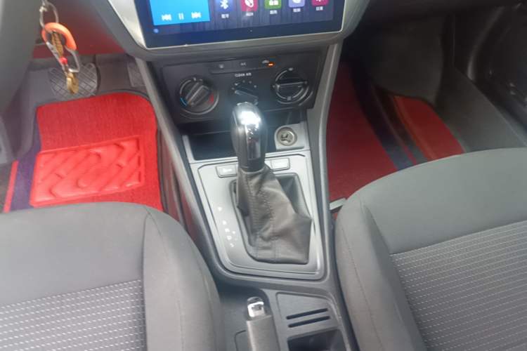 Used Volkswagen Lavida 2017 1.6L Automatic Fashion Edition Gear Lever