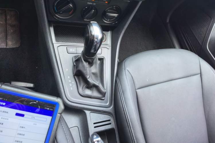 Used Volkswagen Lavida 2017 1.6L Automatic Fashion Edition Gear Lever