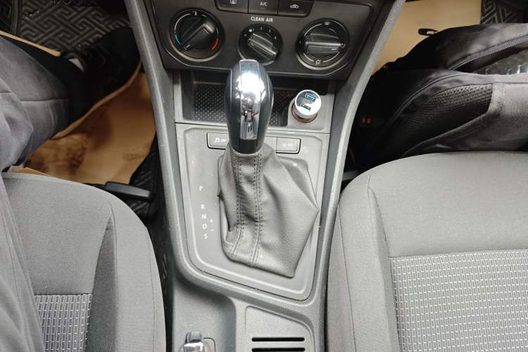 Used Volkswagen Lavida 2017 1.6L Automatic Fashion Edition Gear Lever