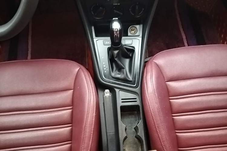 Used Volkswagen Lavida 2017 1.6L Automatic Fashion Edition Gear Lever