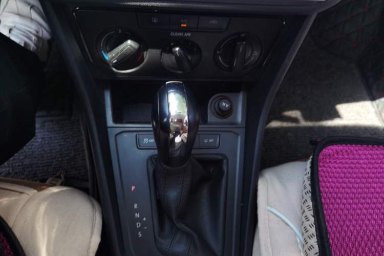 Used Volkswagen Lavida 2017 1.6L Automatic Fashion Edition Gear Lever