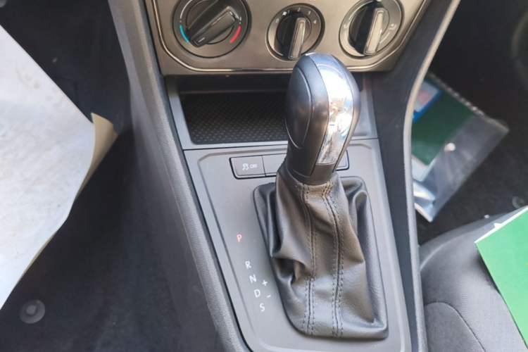 Used Volkswagen Lavida 2017 1.6L Automatic Fashion Edition Gear Lever