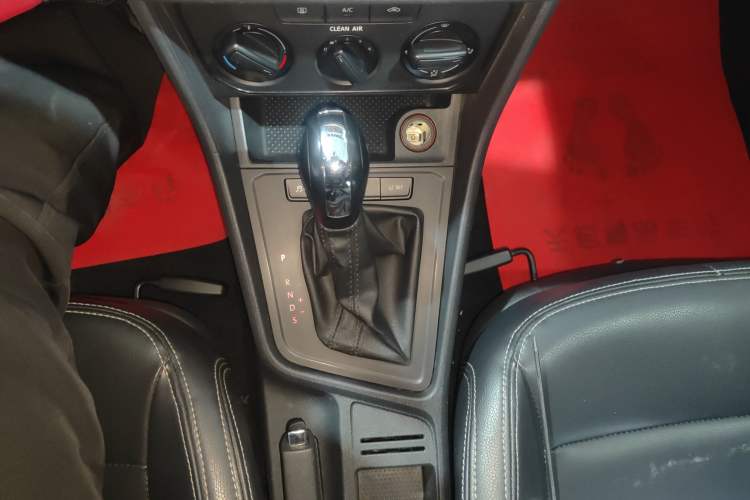 Used Volkswagen Lavida 2017 1.6L Automatic Fashion Edition Gear Lever