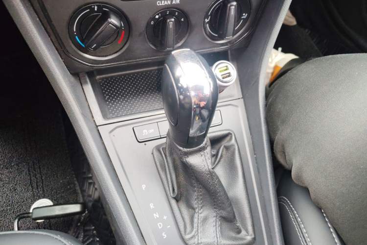 Used Volkswagen Lavida 2017 1.6L Automatic Fashion Edition Gear Lever