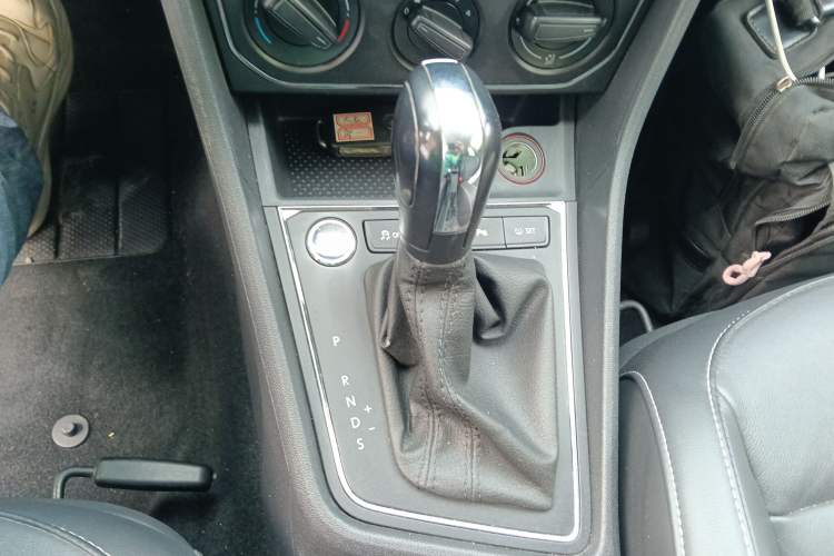 Used Volkswagen Lavida 2017 1.6L Automatic Comfort Edition Gear Lever