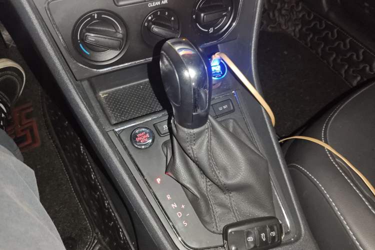 Used Volkswagen Lavida 2017 1.6L Automatic Comfort Edition Gear Lever