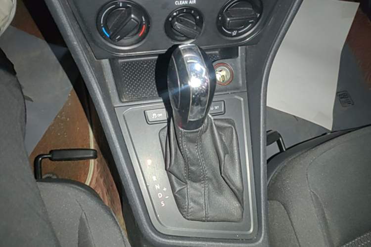 Used Volkswagen Lavida 2017 1.6L Automatic Fashion Edition Gear Lever