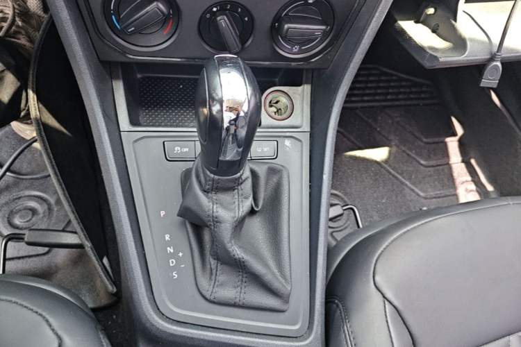 Used Volkswagen Lavida 2017 1.6L Automatic Fashion Edition Gear Lever
