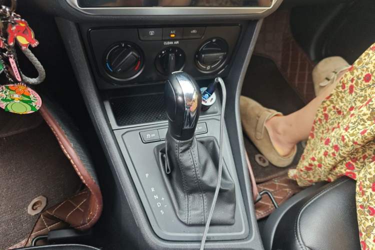 Used Volkswagen Lavida 2017 1.6L Automatic Fashion Edition Gear Lever