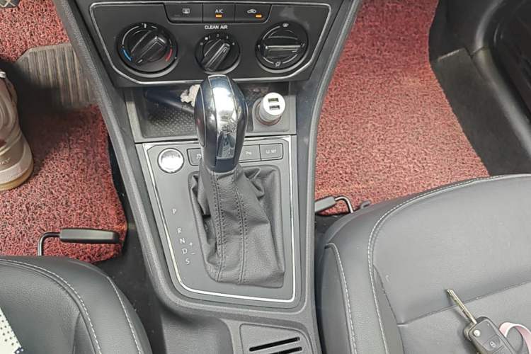 Used Volkswagen Lavida 2017 1.6L Automatic Comfort Edition Gear Lever