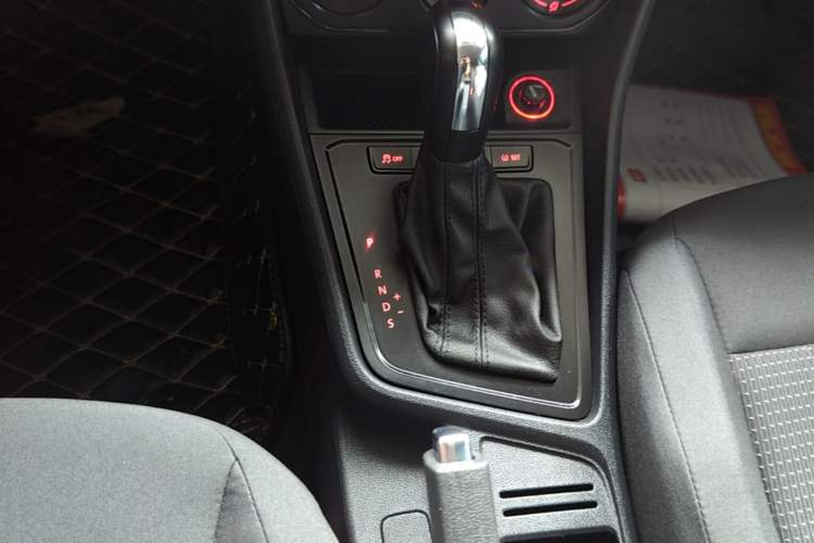 Used Volkswagen Lavida 2017 1.6L Automatic Fashion Edition Gear Lever