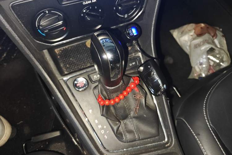 Used Volkswagen Lavida 2017 1.6L Automatic Comfort Edition Gear Lever