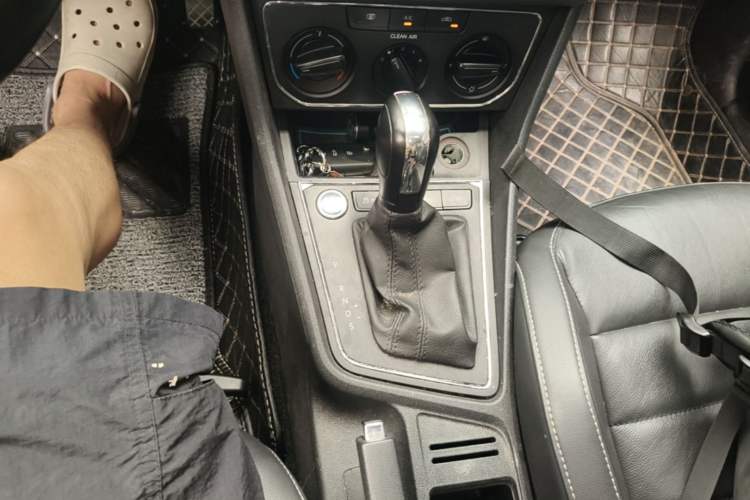 Used Volkswagen Lavida 2017 1.6L Automatic Comfort Edition Gear Lever