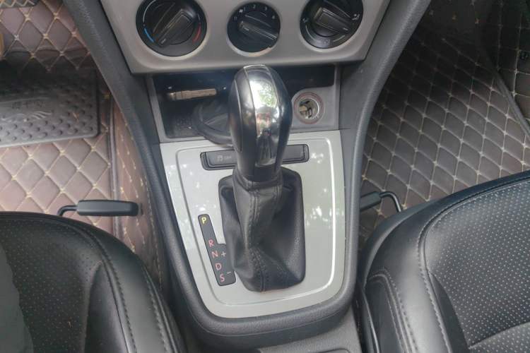 Used Volkswagen Lavida 2017 1.6L Automatic Comfort Edition Gear Lever