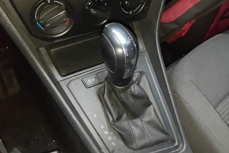 Used Volkswagen Lavida 2017 1.6L Automatic Fashion Edition Gear Lever