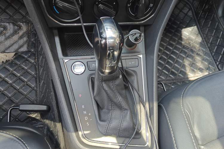 Used Volkswagen Lavida 2017 1.6L Automatic Comfort Edition Gear Lever