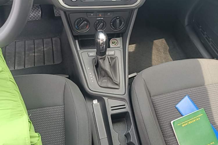 Used Volkswagen Lavida 2017 1.6L Automatic Fashion Edition Gear Lever