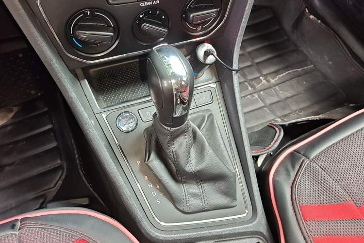 Used Volkswagen Lavida 2017 1.6L Automatic Comfort Edition Gear Lever