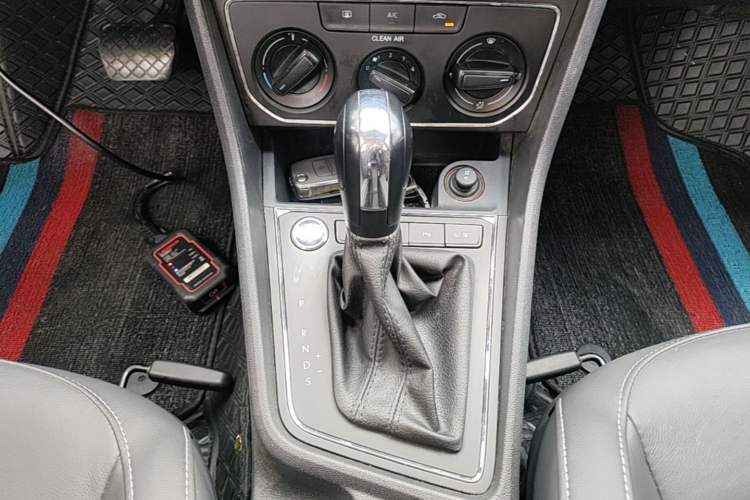 Used Volkswagen Lavida 2017 1.6L Automatic Comfort Edition Gear Lever