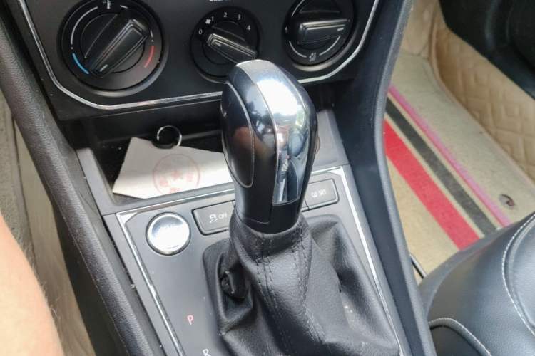 Used Volkswagen Lavida 2017 1.6L Automatic Comfort Edition Gear Lever