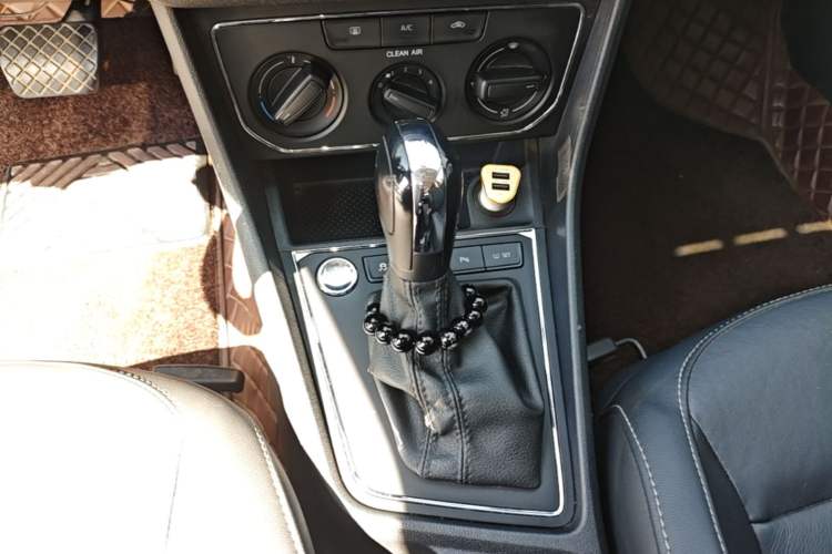 Used Volkswagen Lavida 2017 1.6L Automatic Comfort Edition Gear Lever