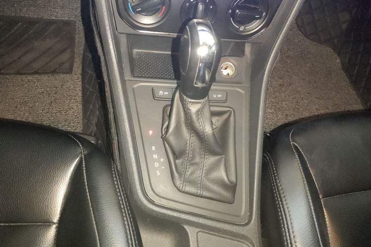 Used Volkswagen Lavida 2017 1.6L Automatic Fashion Edition Gear Lever