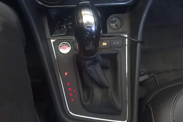 Used Volkswagen Lavida 2017 1.6L Automatic Comfort Edition Gear Lever