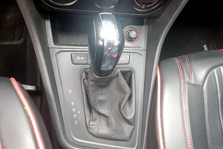 Used Volkswagen Lavida 2017 1.6L Automatic Fashion Edition Gear Lever