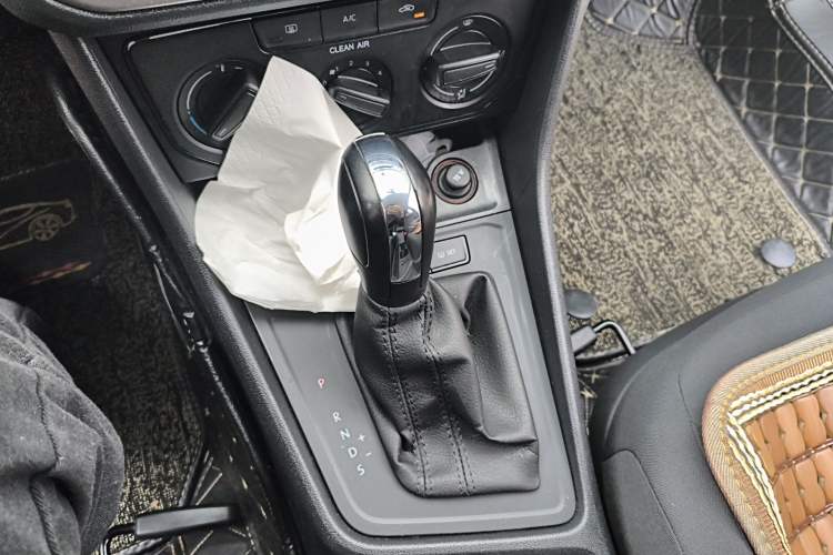 Used Volkswagen Lavida 2017 1.6L Automatic Fashion Edition Gear Lever