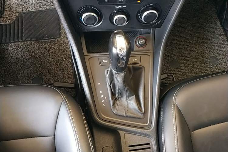 Used Volkswagen Lavida 2017 1.6L Automatic Fashion Edition Gear Lever