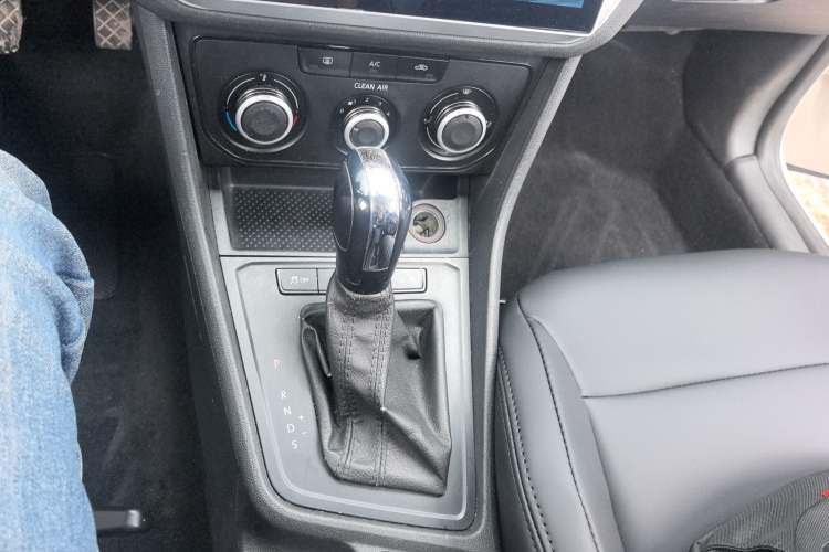 Used Volkswagen Lavida 2017 1.6L Automatic Fashion Edition Gear Lever