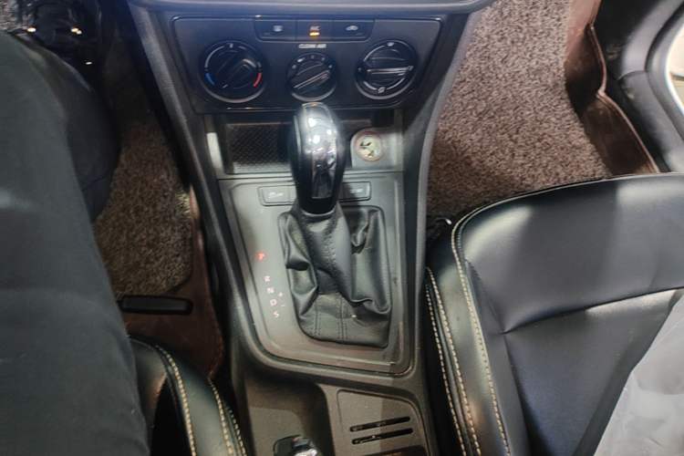 Used Volkswagen Lavida 2017 1.6L Automatic Fashion Edition Gear Lever