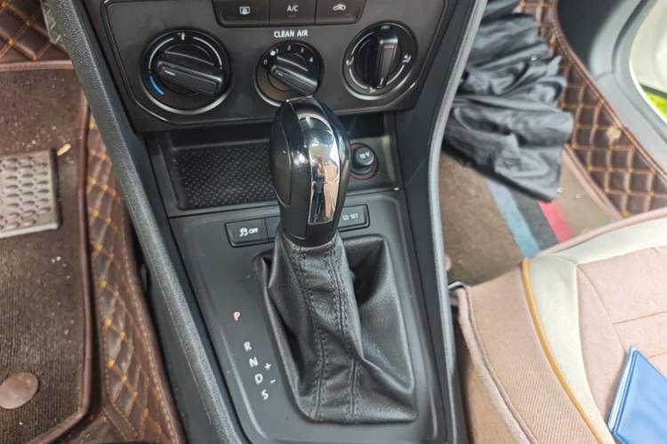 Used Volkswagen Lavida 2017 1.6L Automatic Fashion Edition Gear Lever