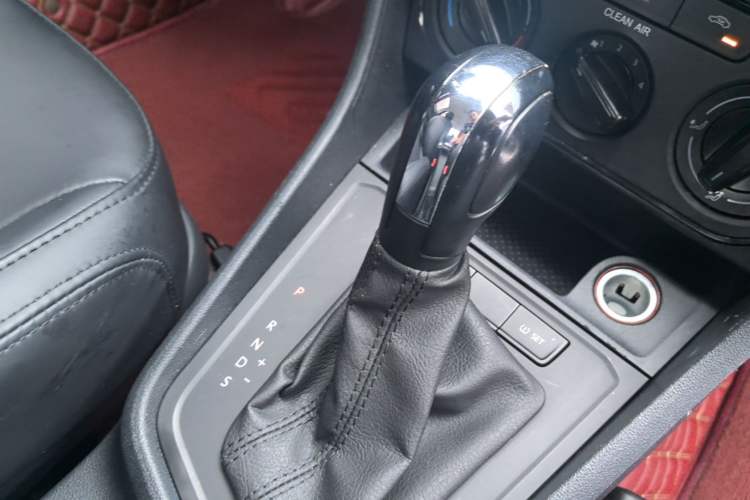 Used Volkswagen Lavida 2017 1.6L Automatic Fashion Edition Gear Lever