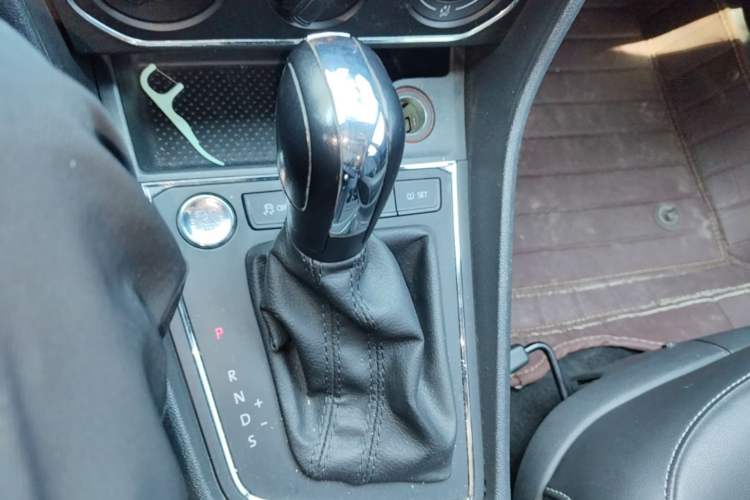 Used Volkswagen Lavida 2017 1.6L Automatic Comfort Edition Gear Lever