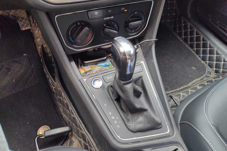 Used Volkswagen Lavida 2017 1.6L Automatic Comfort Edition Gear Lever