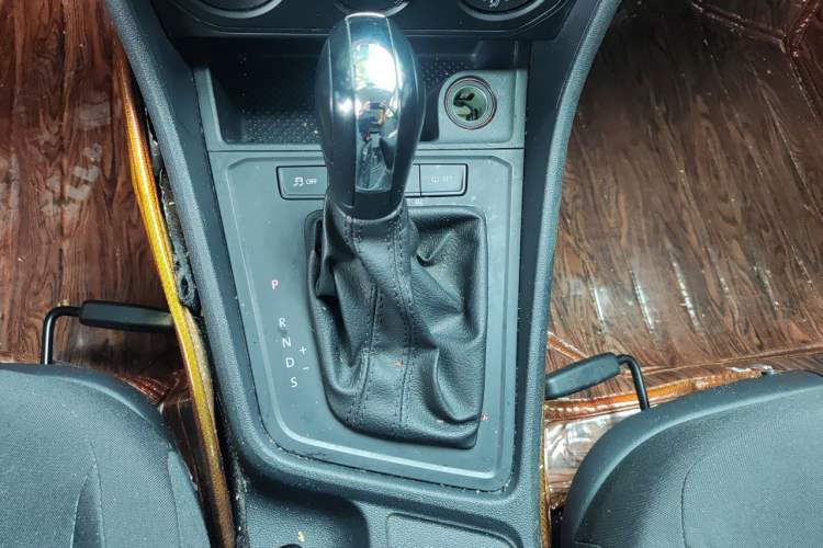 Used Volkswagen Lavida 2017 1.6L Automatic Fashion Edition Gear Lever