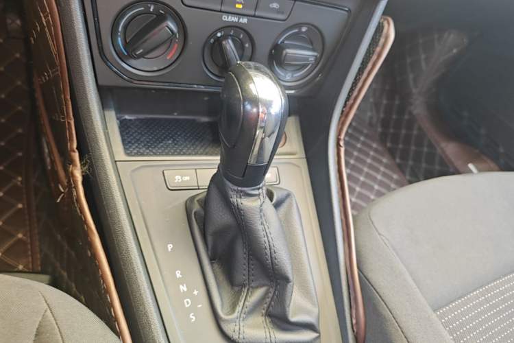 Used Volkswagen Lavida 2017 1.6L Automatic Fashion Edition Gear Lever