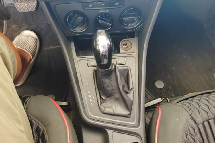Used Volkswagen Lavida 2017 1.6L Automatic Fashion Edition Gear Lever